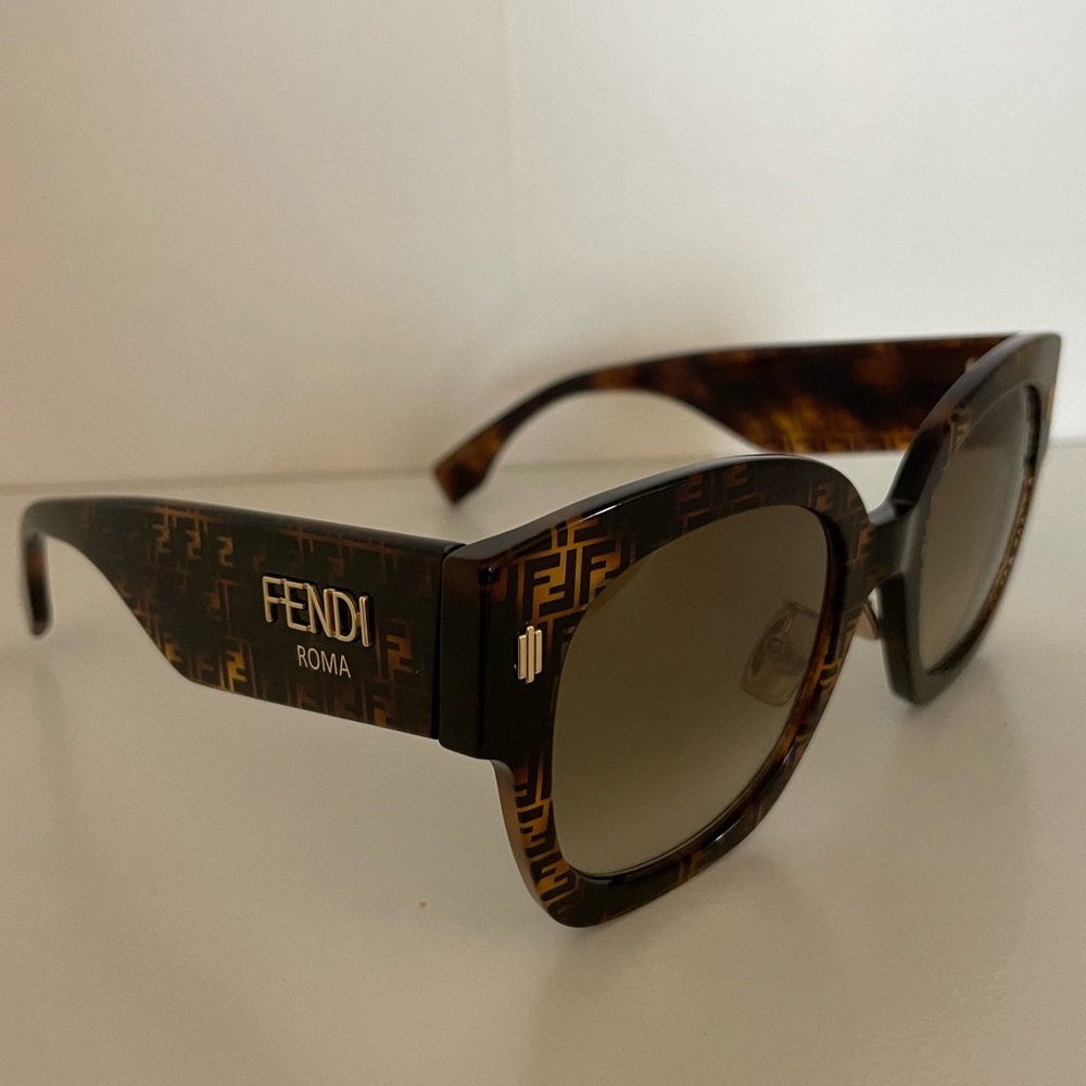 Fendi big sunglasses with case